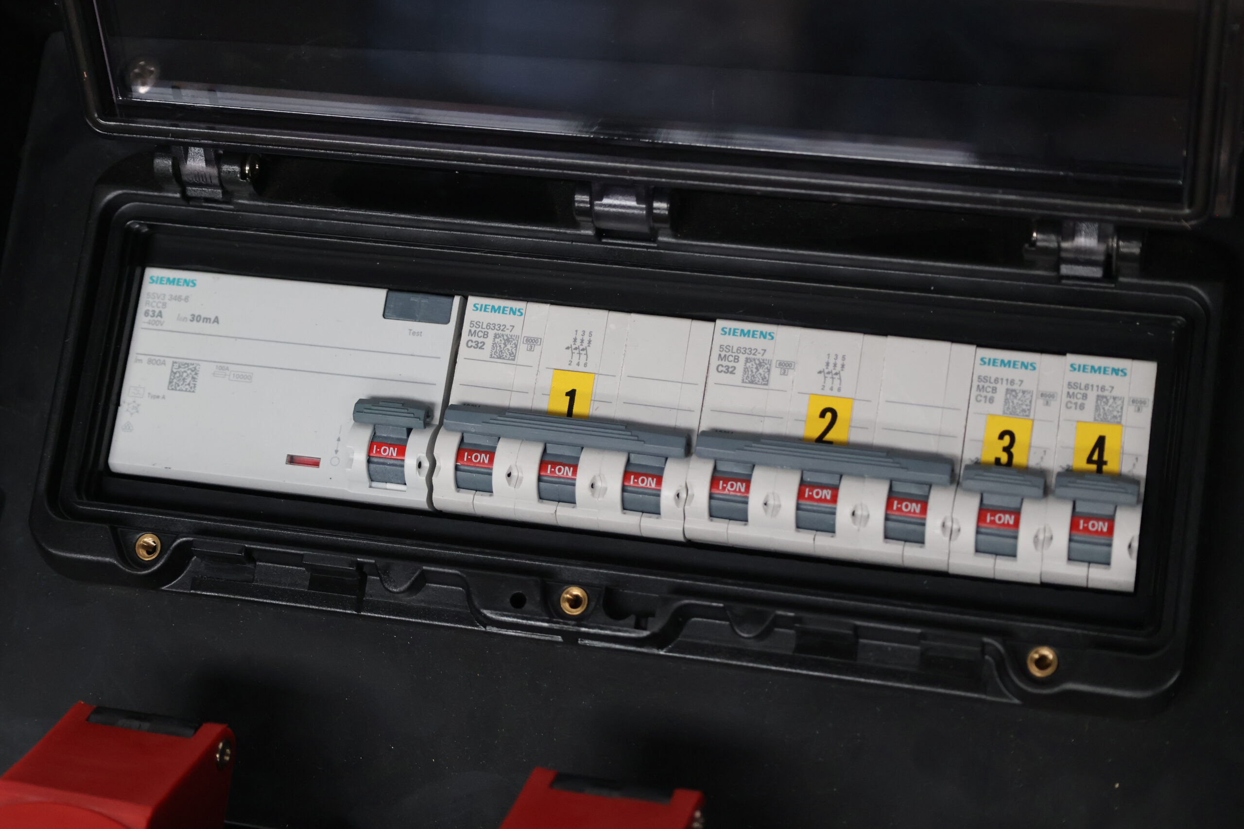 Volrubber wandverdeelkast 63A (2x32A 4x230V) - Afbeelding 3
